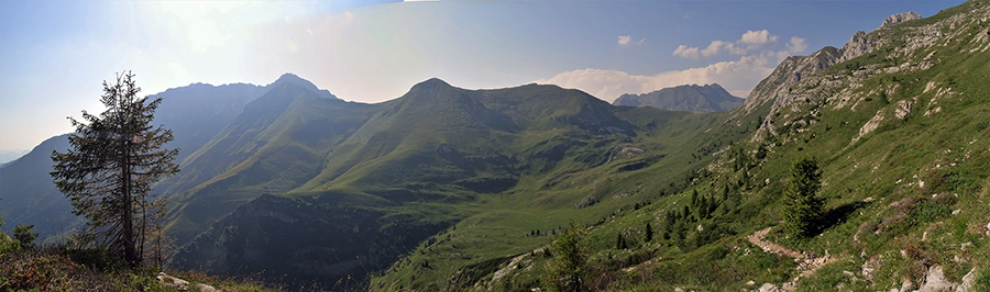Vista panoramica sulla Val Vedra diiscesa sul sentiero dei fiori basso 222
